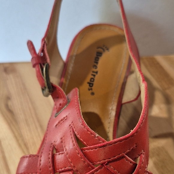 BareTraps Red Wedge Sandals with Intricate Design - Picture 4 of 8